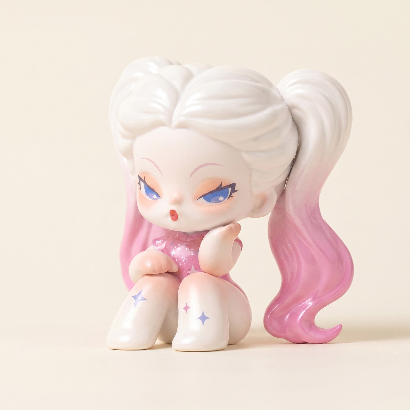 figure shown to scale, about 6-8 cm tall