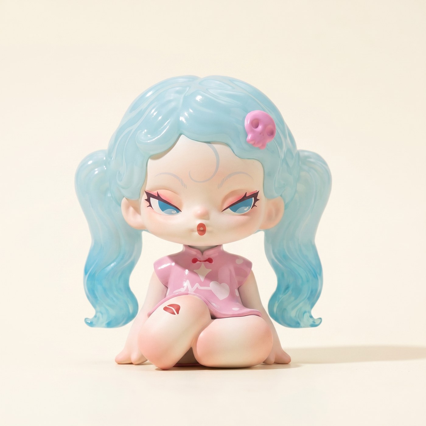 figure shown to scale, about 6-8 cm tall