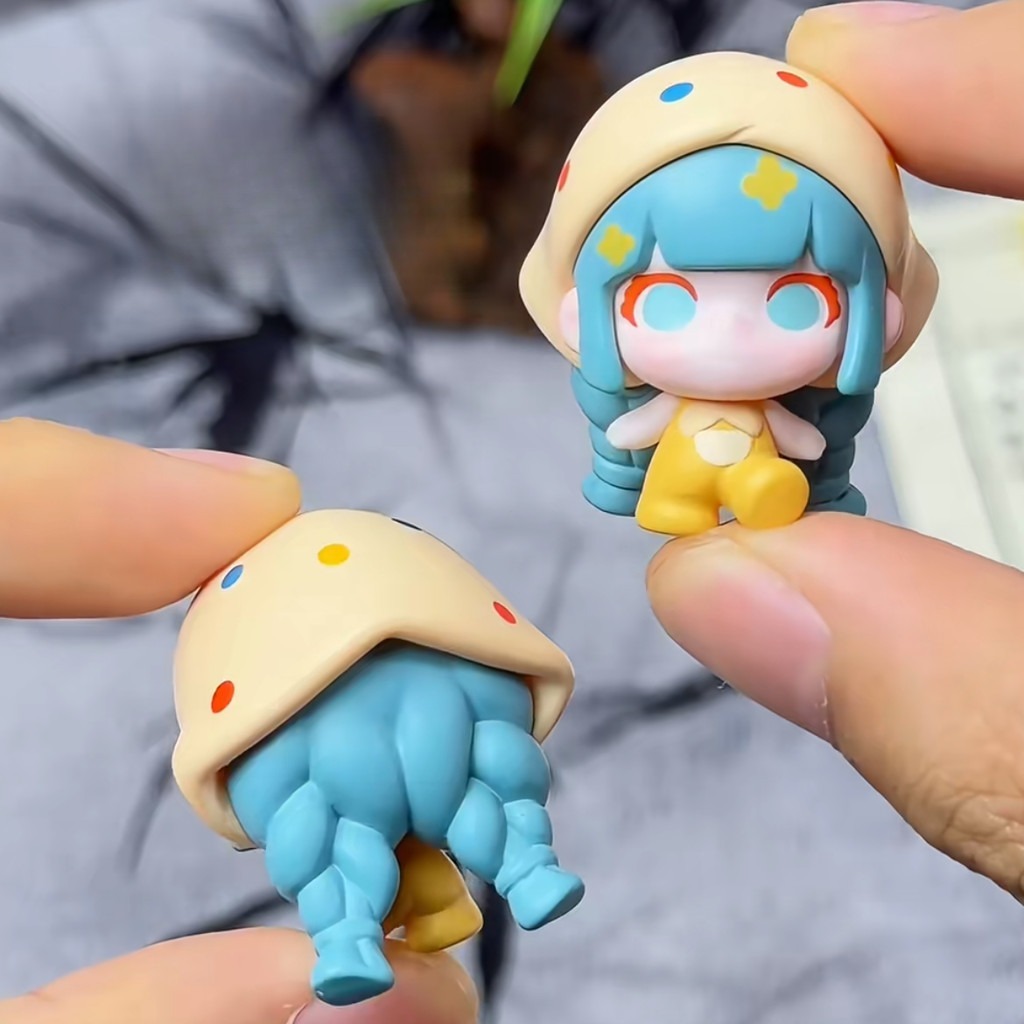 figure shown to scale, about 3.3-3.7 cm tall