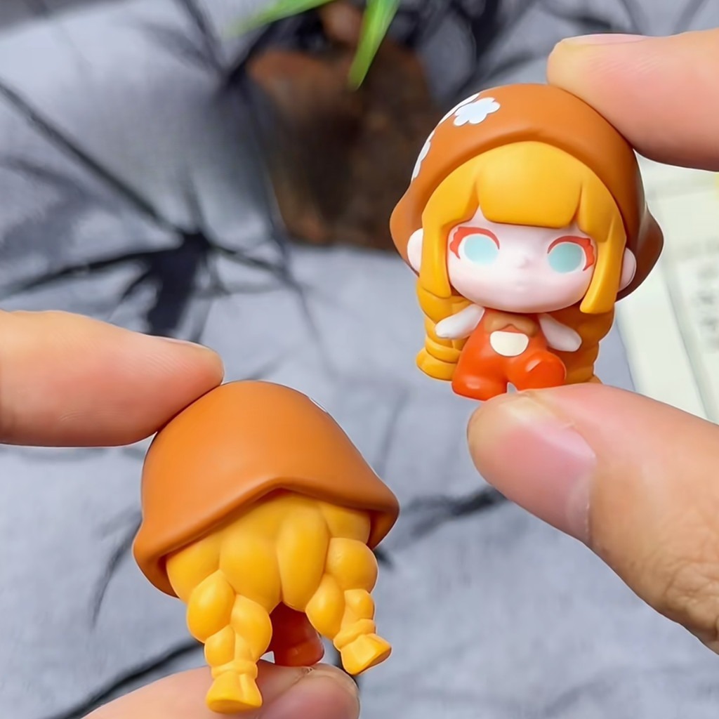 figure shown to scale, about 3.3-3.7 cm tall