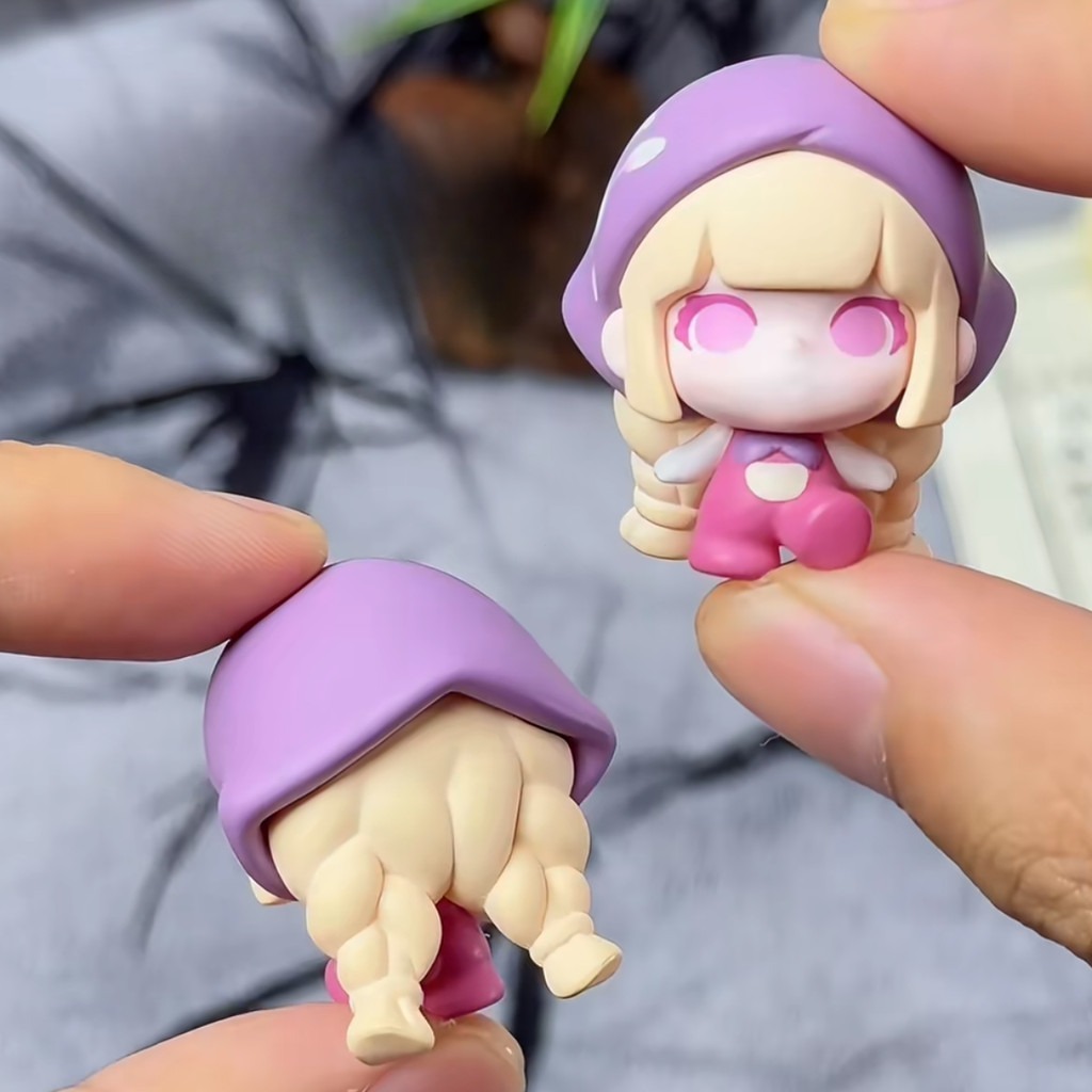 figure shown to scale, about 3.3-3.7 cm tall