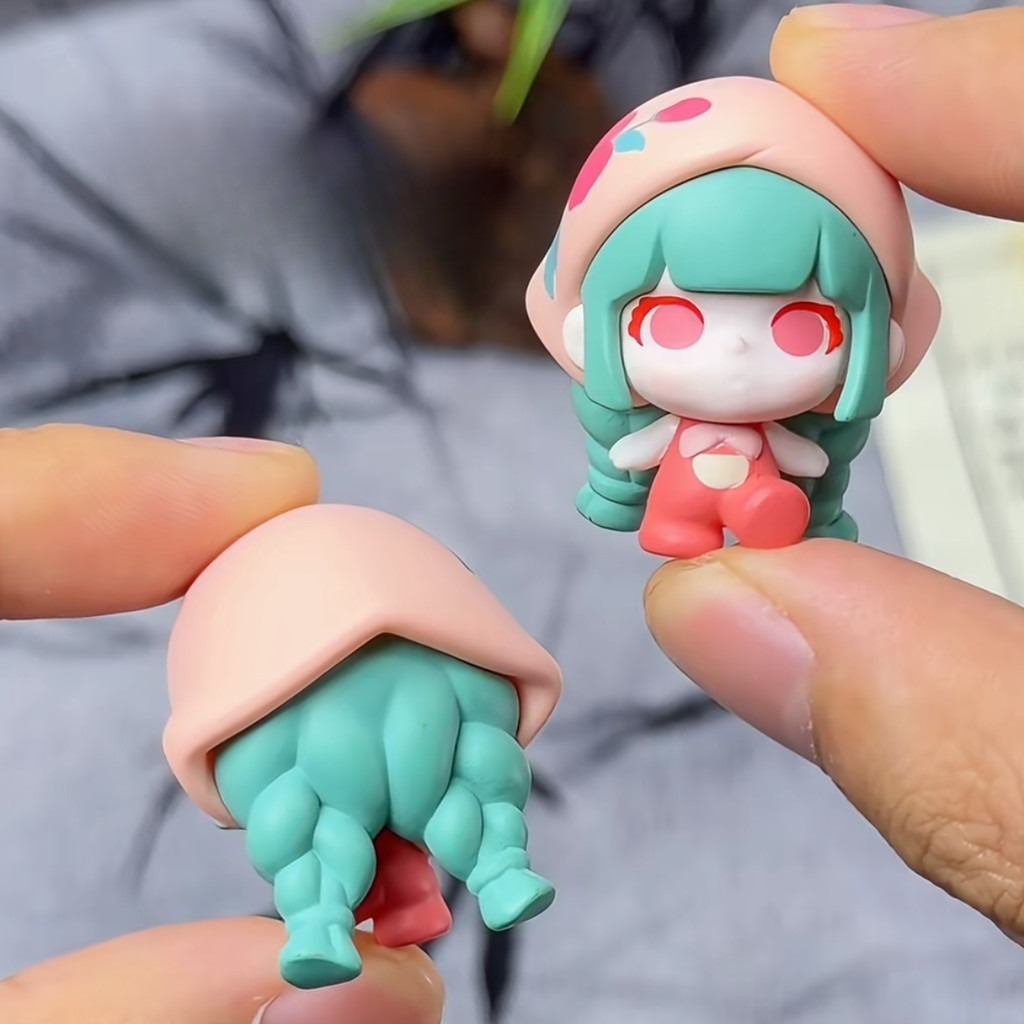 figure shown to scale, about 3.3-3.7 cm tall