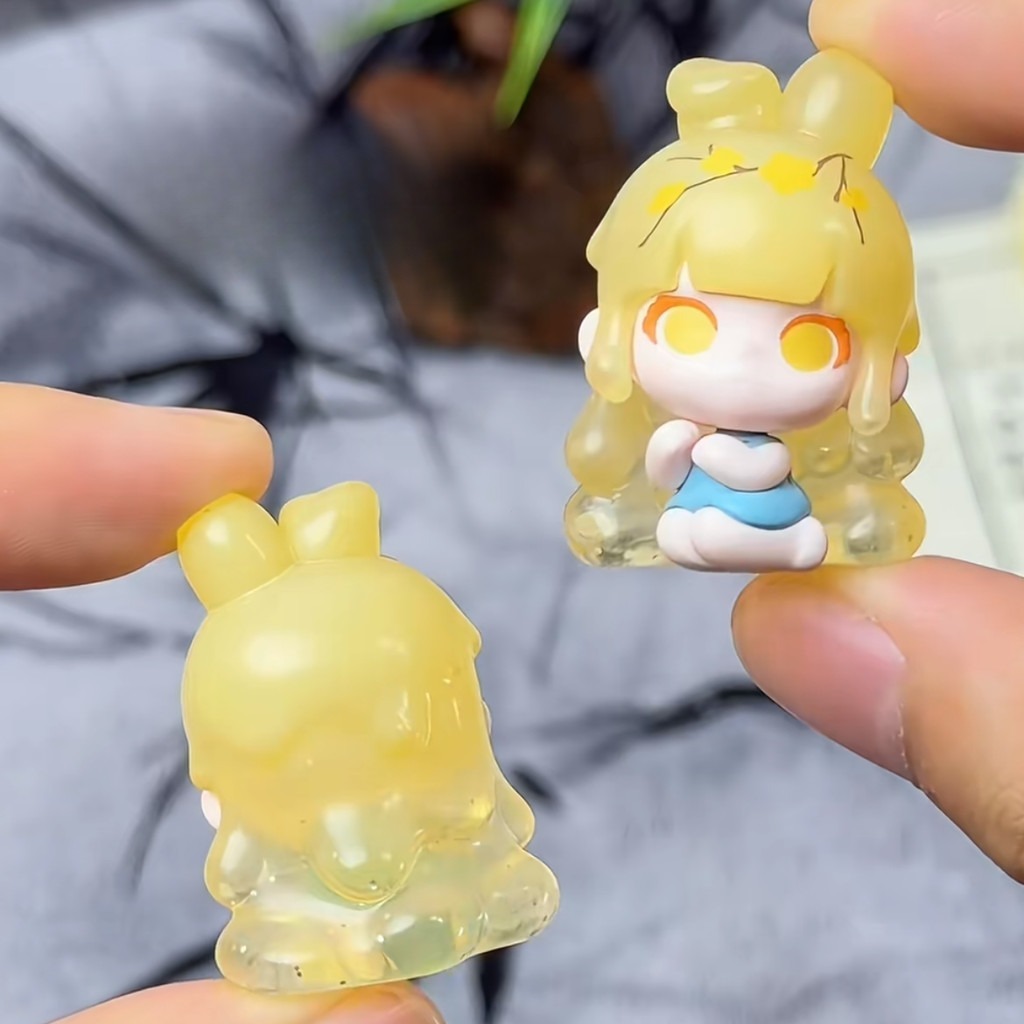 figure shown to scale, about 3.3-3.7 cm tall