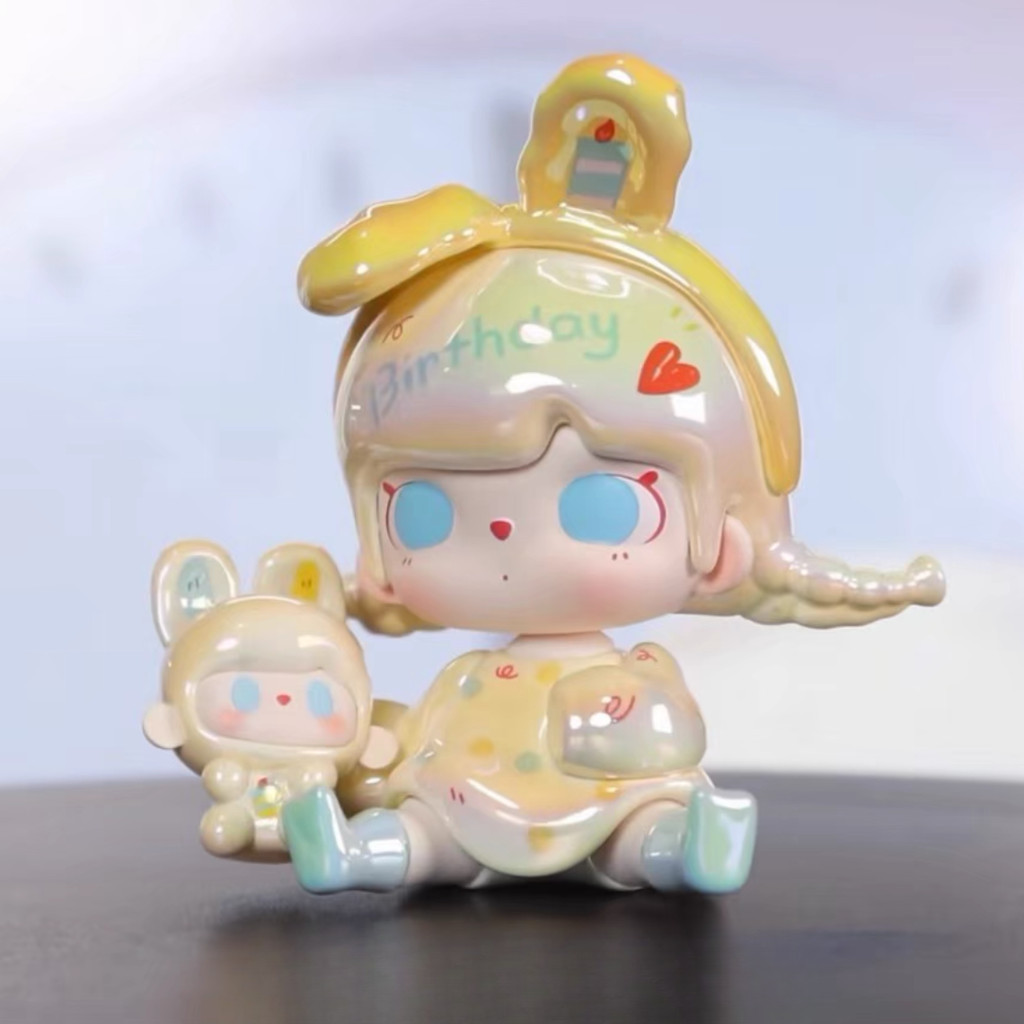figure shown to scale, about 6 cm tall
