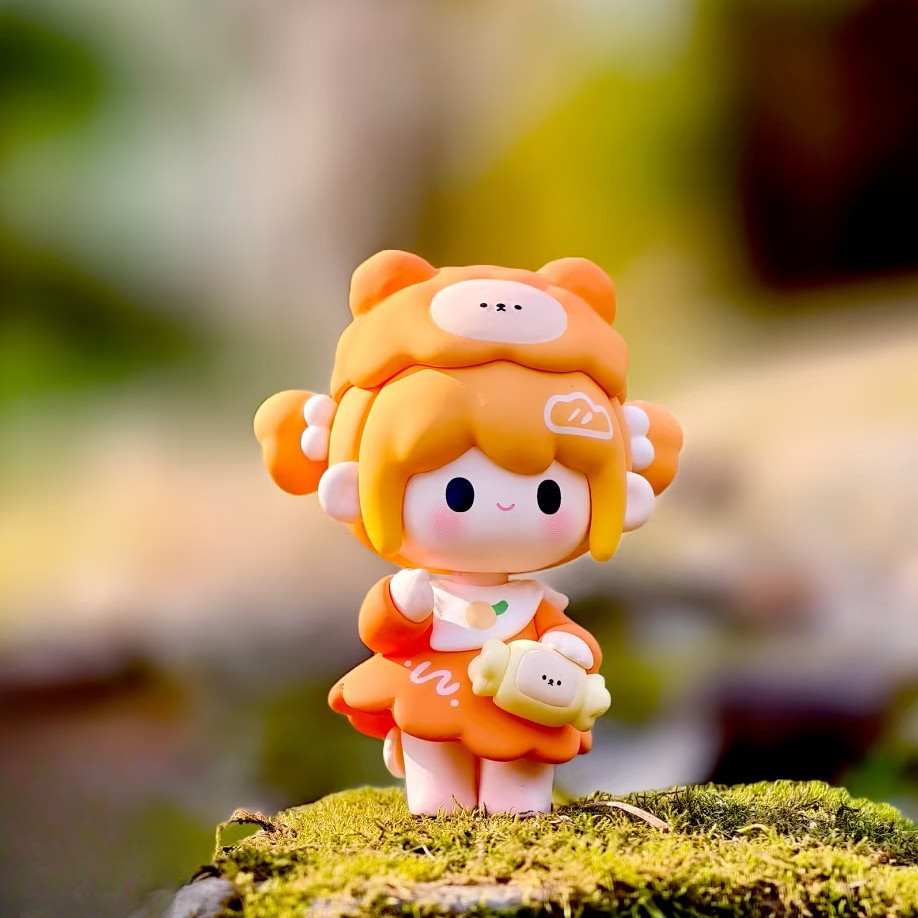 figure shown to scale, about 7 cm tall