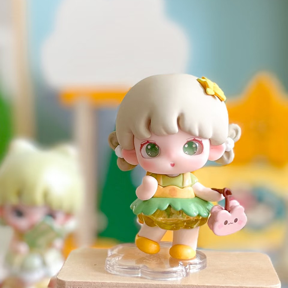 figure shown to scale, about 6 cm tall