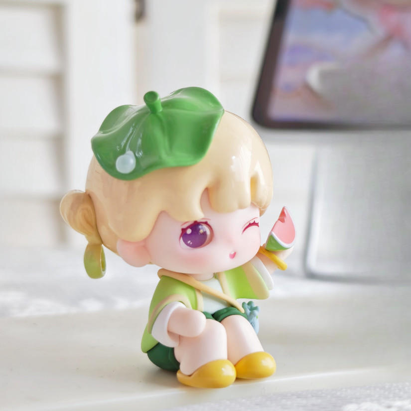 figure shown to scale, about 6 cm tall